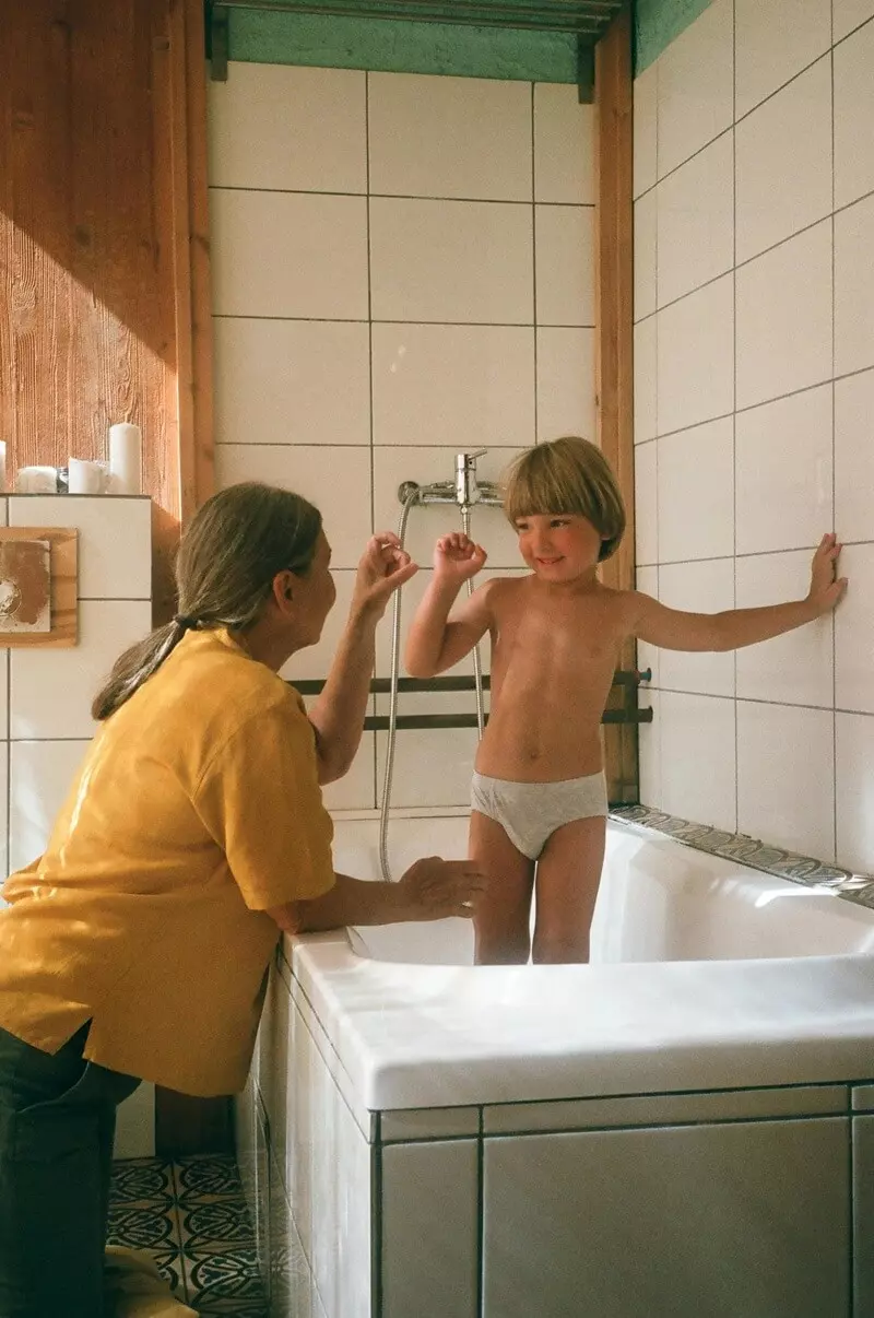 Nonna che gioca con il nipote dentro ad una vasca da bagno