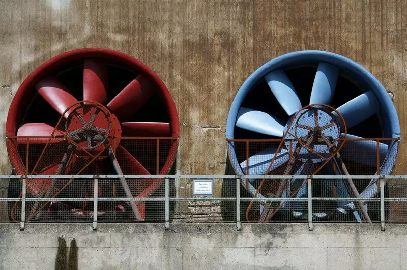 Vista di due turbine una rossa e una blu per la ventilazione meccanica